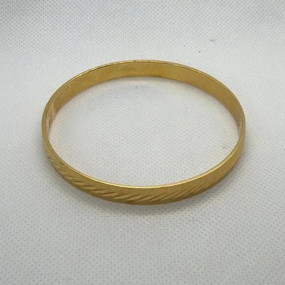 Vintage Signed Monet Gold Tone Diamond Cut Textured Bangle Bracelet 1980s Retro - Picture 2 of 11